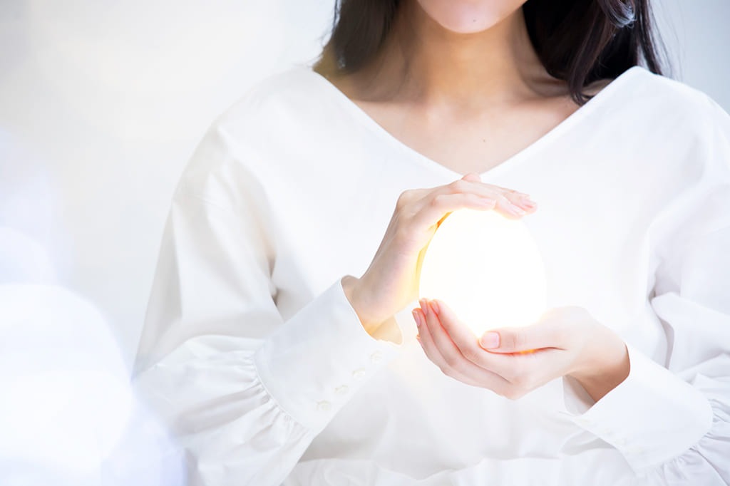 “スピリチュアルカウンセリングルーム　ミラクル”で行っている「レイキアチューメント（レイキの伝授）講座」「チャネリング講座」では、堅苦しくない形でスピリチュアルカウンセラーに必要な技術をレクチャー。<br />楽しく！明るく！元気に！をモットーに講義を行っています！<br />「スピリチュアル系は初めて」「コミュニケーションが苦手」<br />そんな方でも、とにかく楽しいと思えるような雰囲気や講義内容を心がけています♪<br />体感することを重視している当ルームでは、スピリチュアルの世界に触れたことがない方には実際のレイキヒーリングやスピリチュアルカウンセリングを体感していただくことをおすすめしています。<br />一度体感してみることで、能力開花に繋がり、新しい自分に出会うきっかけを作れたという方もおられました。<br />当ルームでは施術も行っているので、講座の内容をより深く理解したい際にはぜひ利用してみてください♪